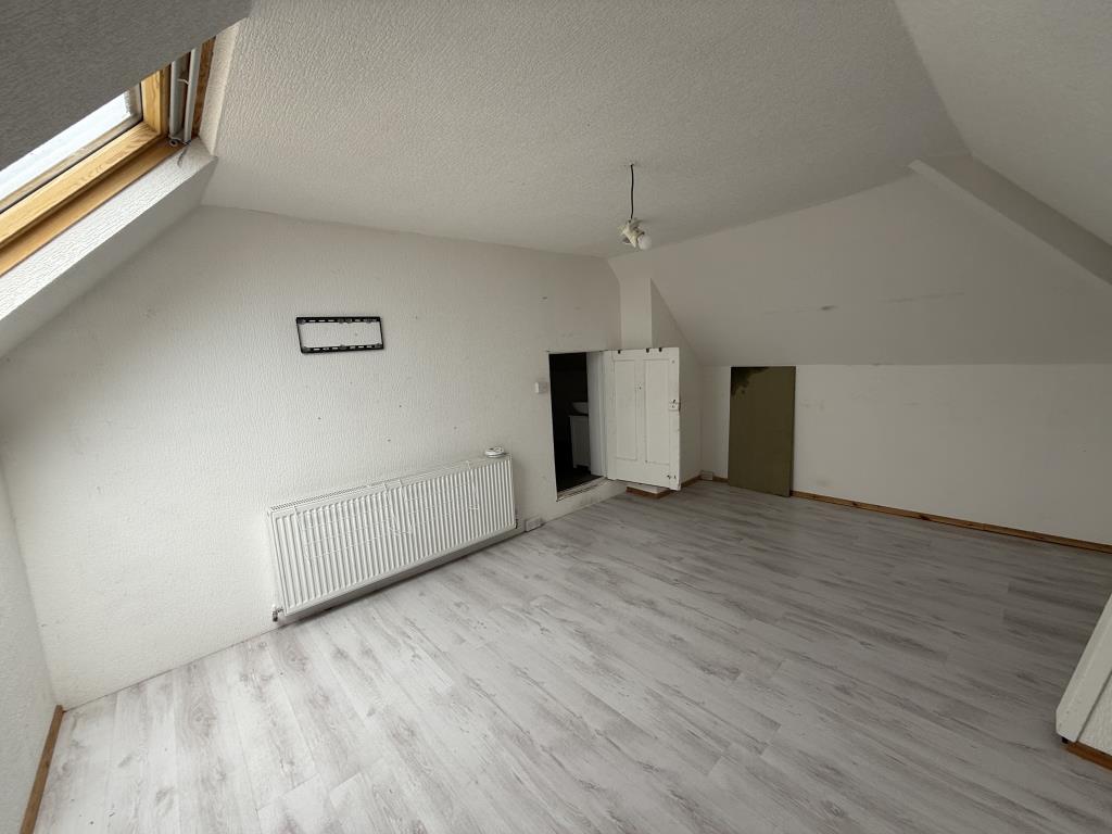 Lot: 35 - MAISONETTE FOR REFURBISHMENT WITH POTENTIAL - Second floor Attic room 1